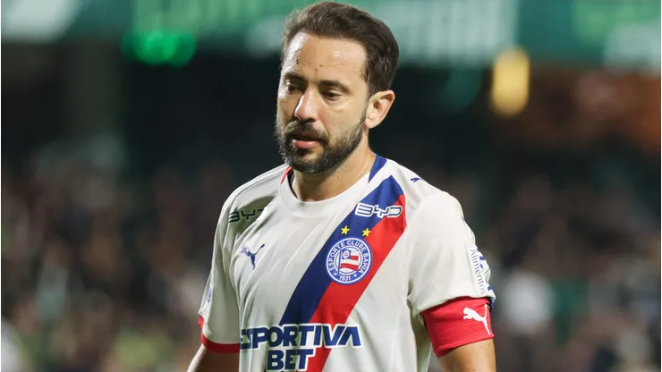 Everton Ribeiro durante confronto contra o Coritiba no Campeonato Brasileiro de 2026.