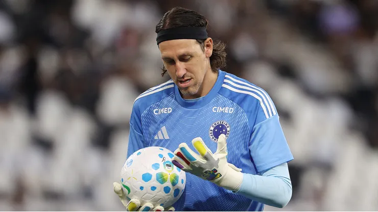 RIO DE JANEIRO, BRAZIL - JANUARY 29: Cássio goalkeeper of Cruzeiro during the warm-ups prior to the match between Botafogo and Cruzeiro as part of Brasileirao 2026 at Estadio Olimpico Nilton Santos on January 29, 2026 in Rio de Janeiro, Brazil. (Photo by Wagner Meier/Getty Images)