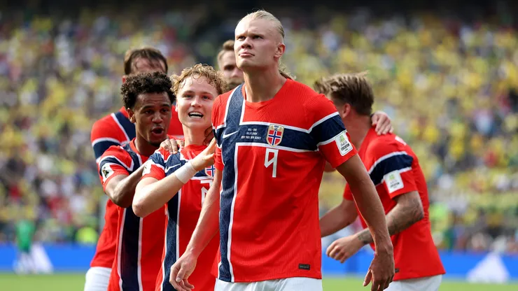 EAST RUTHERFORD, NEW JERSEY - JULY 05: Erling Haaland #9 of Norway celebrates with teammates after scoring his team's first goal during the FIFA World Cup 2026 Round of 16 match between Brazil and Norway at New York New Jersey Stadium on July 05, 2026 in East Rutherford, New Jersey. (Photo by Al Bello/Getty Images)