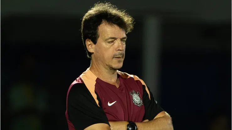 Fernando Diniz Silva tecnico do Corinthians LAMENTA GOL SOFRIDO durante partida contra o Mirassol no estadio Jose Maria de Campos Maia pelo campeonato Brasileiro A 2026. Foto: Joisel Amaral/AGIF