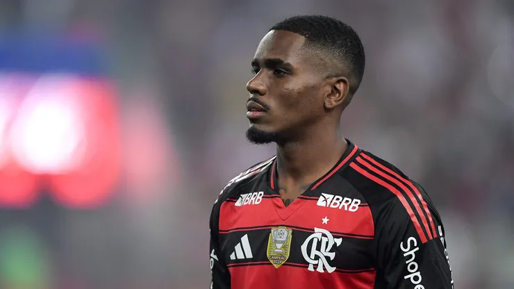 Evertton Araujo jogador do Flamengo durante partida contra o Fortaleza no estadio Maracana pelo campeonato Brasileiro A 2025.