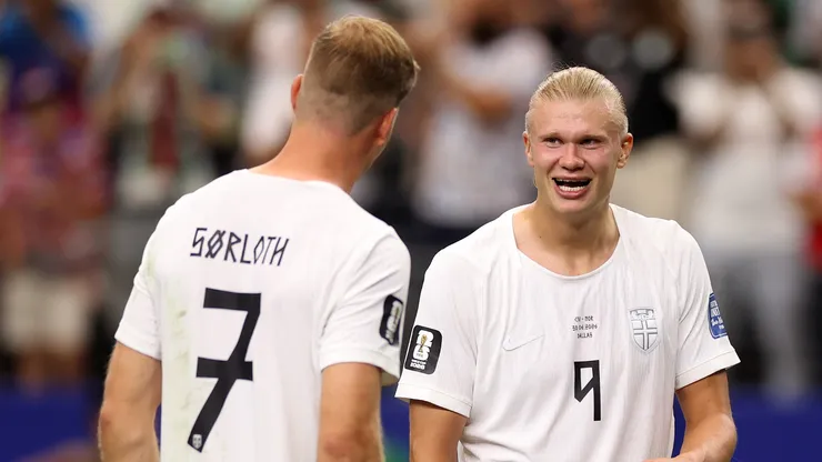 Erling Haaland, camisa 9 da Noruega, sorri com o companheiro de equipe Alexander Sorloth, camisa 7 da Noruega, após a vitória da Noruega sobre a Costa do Marfim na partida de 32 avos de final da Copa do Mundo FIFA 2026, no Estádio de Dallas, em Arlington, Texas, em 30 de junho de 2026. (Foto de Lars Baron/Getty Images)