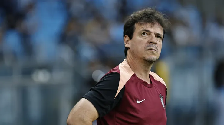 Fernando Diniz técnico do Corinthians durante partida contra o Grêmio no estádio Arena do Grêmio pelo campeonato Brasileiro A 2026. Foto: Roberto Vinicius/AGIF
