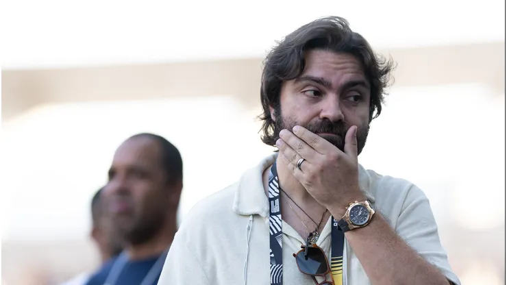 Joao Paulo Magalhaes Lins presidente do Botafogo associativo com cracha de presidente da SAF durante partida contra o Flamengo no estadio Engenhao pelo campeonato Carioca 2026. Foto: Jorge Rodrigues/AGIF