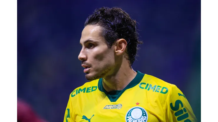 Raphael Veiga atuando no Palmeiras em 2025
