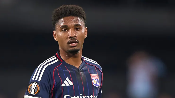 Abner, do Olympique de Lyon, observa durante a partida de ida das oitavas de final da Liga Europa da UEFA 2025/26 entre Real Club Celta e Olympique Lyonnais, no Estádio Balaídos, em 12 de março de 2026, em Vigo, Espanha. (Foto de Jose Manuel Alvarez Rey/Getty Images)