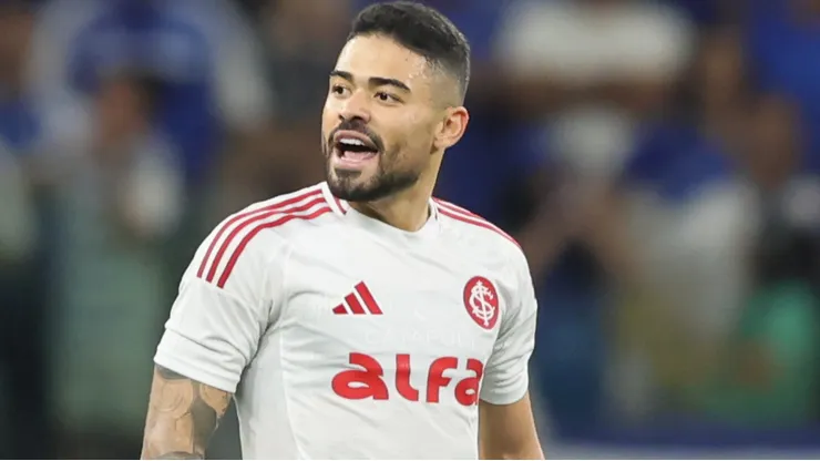 Bruno Tabata antes de partida entre Cruzeiro e Internacional no Brasileirão de 2025.