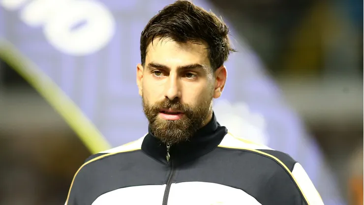 Luan Peres jogador do Santos durante aquecimento antes da partida contra o Vasco no estadio Vila Belmiro pelo campeonato Brasileiro A 2026. Foto: Mauricio De Souza/AGIF