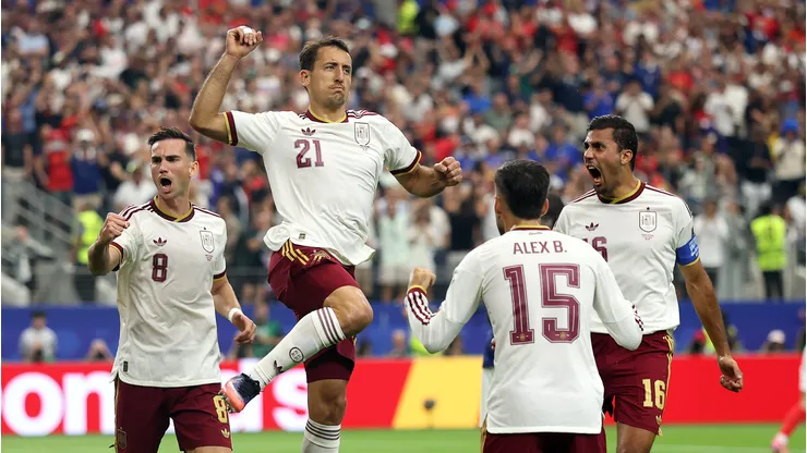 ARLINGTON, TEXAS - JULY 14: Mikel Oyarzabal #21 of Spain celebrates with teammates after converting a penalty to score the team's first goal during the FIFA World Cup 2026 Semi Final match between France and Spain at Dallas Stadium on July 14, 2026 in Arlington, Texas. (Photo by Lars Baron/Getty Images)