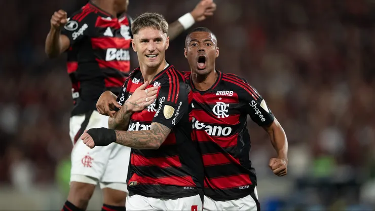 Varela jogador do Flamengo comemora seu gol com De la Cruz jogador da sua equipe durante partida contra o Estudiantes no estadio Maracana pelo campeonato Copa Libertadores 2025. Foto: Jorge Rodrigues/AGIF