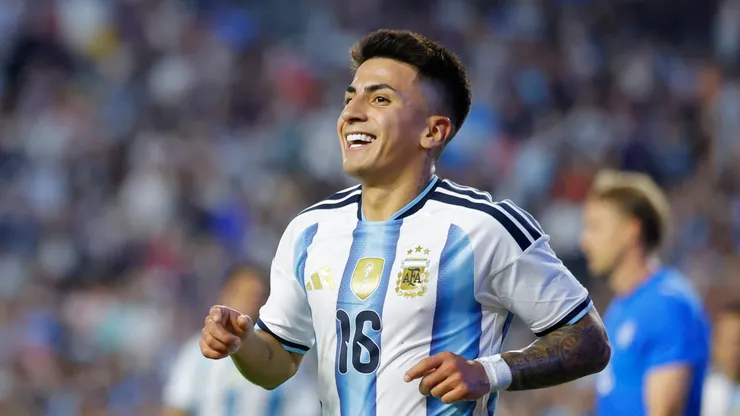 Thiago Almada, da Argentina, comemora após marcar o terceiro gol da equipe durante o amistoso internacional entre Argentina e Islândia no Estádio Jordan-Hare, em 9 de junho de 2026, em Auburn, Alabama. (Foto de Todd Kirkland/Getty Images)