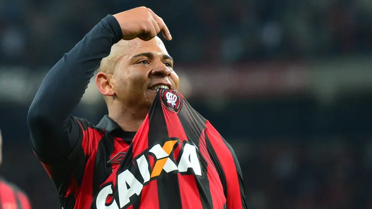 Walter, jogador do Atletico-PR comemora seu gol durante partida contra o Corinthians pelo Campeonato Brasileiro serie A 2016 no estadio Arena da Baixada.