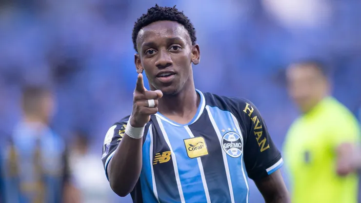 Grêmio aceita proposta para negociar Gabriel Mec