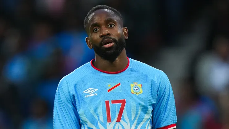 Cédric Bakambu (República Democrática do Congo) observa durante amistoso internacional contra a Dinamarca (Foto: Pau Barrena/Getty Images)