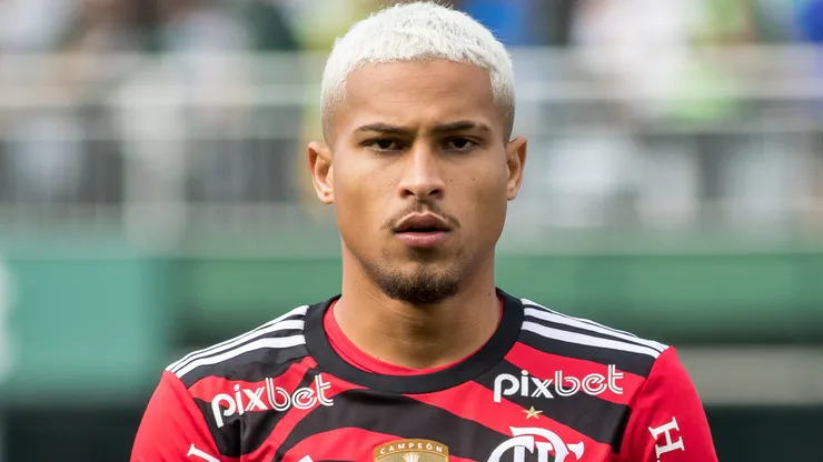 Joao Gomes jogador do Flamengo durante execucao do hino nacional antes da partida contra o Coritiba no estadio Couto Pereira pelo campeonato Brasileiro A 2022.