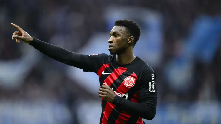 Aurélio Buta chega para assinar com o São Paulo.