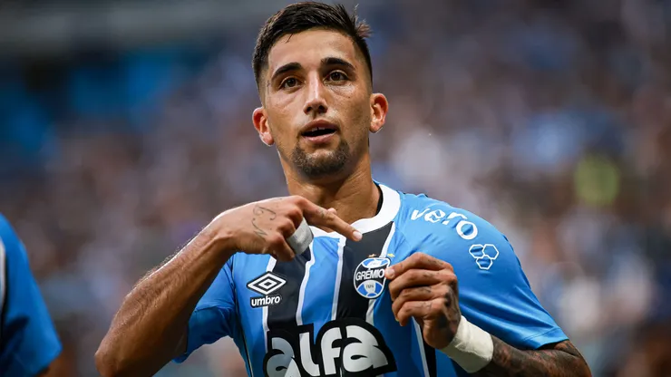 Chistian Olivera jogador do Gremio comemora seu gol durante partida contra o Santos no estadio Arena do Gremio pelo campeonato Brasileiro A 2025.