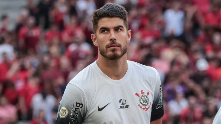 Pedro Raul jogador do Corinthians durante execução do hino nacional antes da partida contra o Athletico-PR no estádio Arena da Baixada pelo campeonato Brasileiro A 2024. Foto: Robson Mafra/AGIF