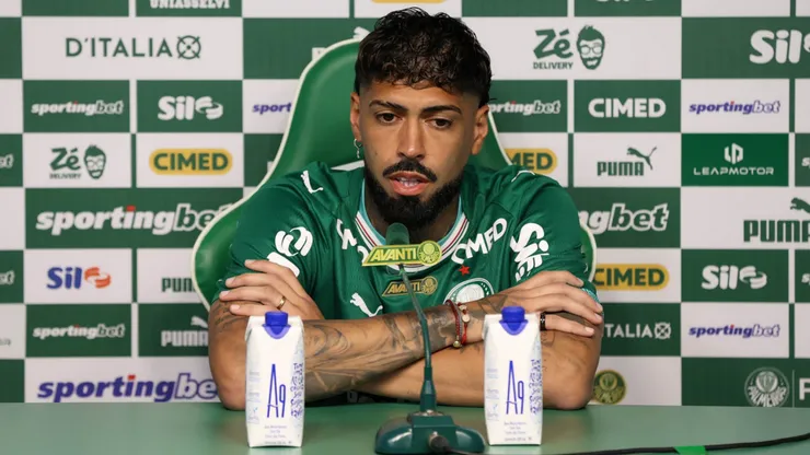 O jogador Alexander Barboza, da SE Palmeiras, é apresentado como mais novo atleta do clube, na Academia de Futebol. (Foto: Cesar Greco/Palmeiras)