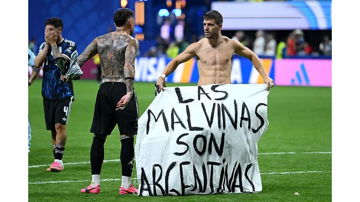 ATLANTA, GEORGIA - JULY 15: Giovani Lo Celso #11 of Argentina holds a banner after the 2-1 win during the FIFA World Cup 2026 Semi Final match between England and Argentina at Atlanta Stadium on July 15, 2026 in Atlanta, Georgia. The banner refers to the British Overseas Territory of the Falkland Islands, located off the coast of Argentina. Argentina disputes British sovereignty over the islands and refers to them as Las Malvinas. (Photo by Shaun Botterill/Getty Images)
