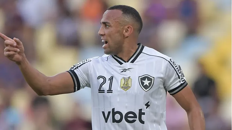 Marçal durante partida entre Botafogo e Fluminense no Brasileirão de 2025.