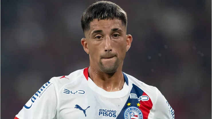 Kike Olivera durante partida contra o Flamengo no Brasileirão de 2026.