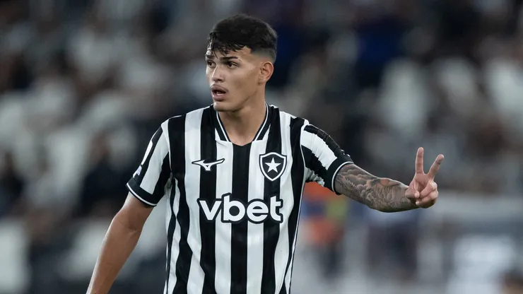 Lucas Emanuel jogador do Botafogo durante partida contra o Santos no estadio Engenhao pelo campeonato Brasileiro A 2026. Foto: Jorge Rodrigues/AGIF