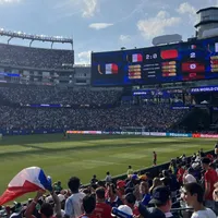 Torcedora doa ingresso da Copa e emociona web com gesto