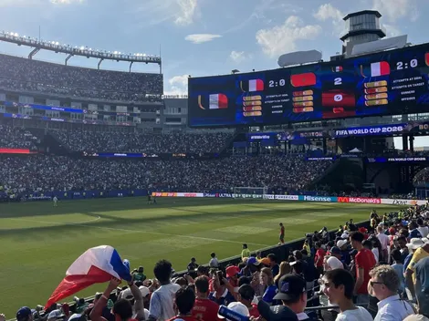Torcedora doa ingresso da Copa e emociona web com gesto