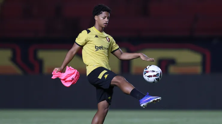 Ze Lucas jogador do Sport durante treino aberto a torcida na Ilha do Retiro em Recife (PE). A equipe se prepara para enfrentar o Botafogo-SP pelo campeonato brasileiro B. Foto: Marlon Costa/AGIF
