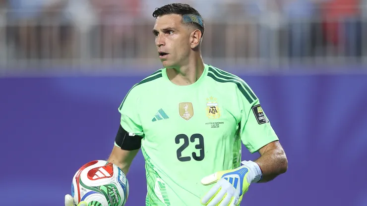 Dibu Martínez explica problema na mão - Foto: Lars Baron/Getty Images