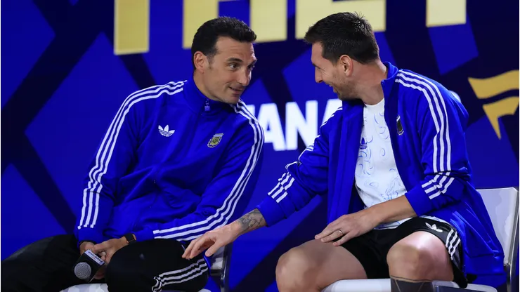 NEW YORK, NEW YORK - JULY 17: Lionel Scaloni, Head Coach of Argentina, and Lionel Messi #10 of Argentina interact on stage ahead of the FIFA World Cup 2026 Final between Spain and Argentina at Fanatics Fest at Javits Center on July 17, 2026 in New York, New York. (Photo by Elsa/Getty Images)