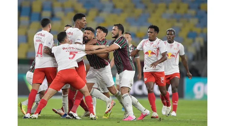 RJ - RIO DE JANEIRO - 17/07/2026 - BRASILEIRO A 2026, FLUMINENSE X BRAGANTINO - Freytes e jogadores do Fluminense brigam durante partida contra o Bragantino no estadio Maracana pelo campeonato Brasileiro A 2026. Foto: Thiago Ribeiro/AGIF