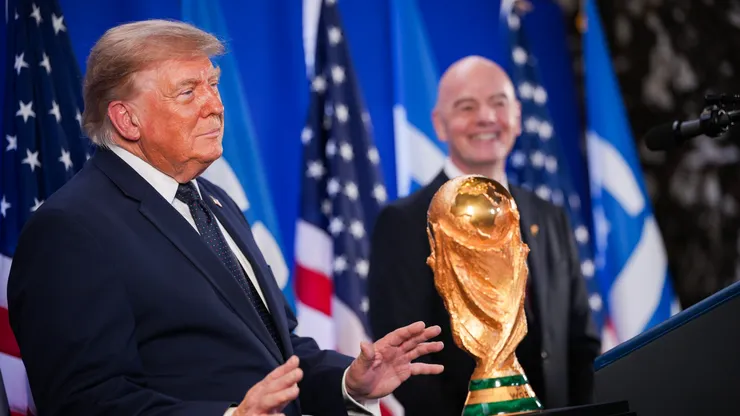 Donald Trump e Gianni Infantino posam ao lado da taça da Copa do Mundo durante evento que antecede a grande final entre Espanha e Argentina no New York New Jersey Stadium (Foto: Andrew Harnik/Getty Images)