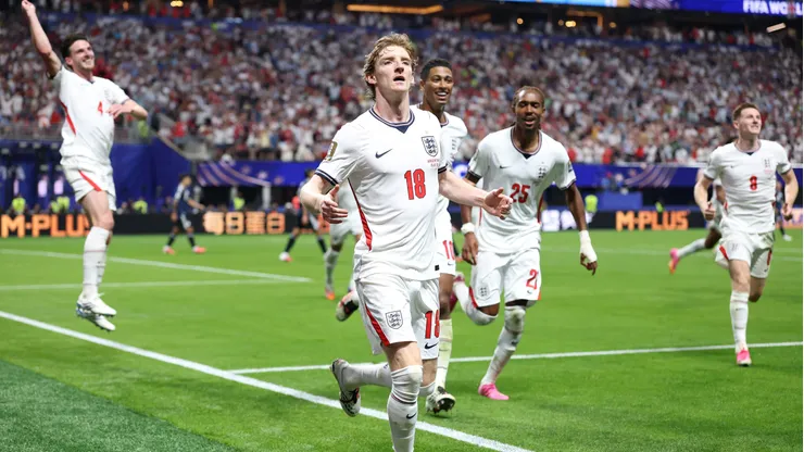 Jogadores da Inglaterra comemorando gol contra a Argentina na Copa do Mundo.