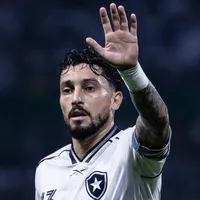 Botafogo negocia renovação de Alex Telles