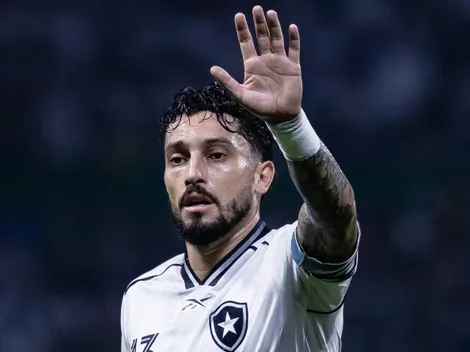 Botafogo negocia renovação de Alex Telles