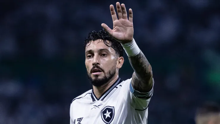 Alex Telles jogador do Botafogo durante partida contra o Palmeiras no estadio Arena Allianz Parque pelo campeonato Brasileiro A 2026. Foto: Ettore Chiereguini/AGIF