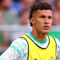 Vasco aguarda dirigentes do Betis para fechar com Deossa