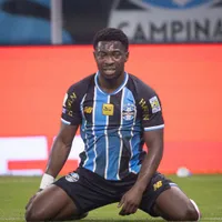 Amuzu deixa estádio de ambulância e preocupa o Grêmio