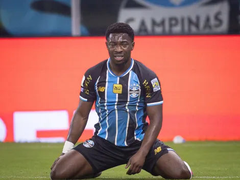 Amuzu deixa estádio de ambulância e preocupa o Grêmio