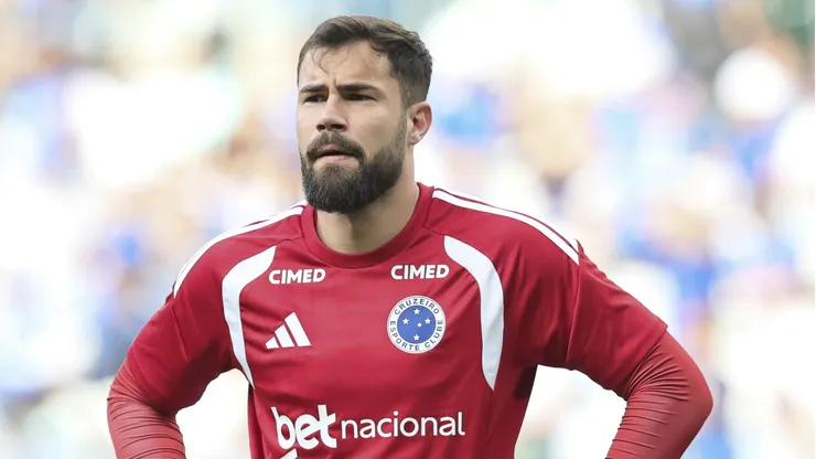 Matheus Cunha goleiro do Cruzeiro durante aquecimento antes da partida contra o Chapecoense no estadio Mineirao pelo campeonato Brasileiro A 2026. Foto: Gilson Lobo/AGIF