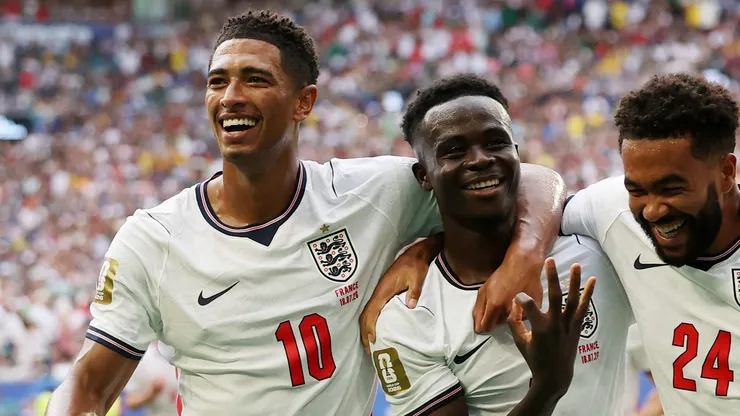 MIAMI GARDENS, FLORIDA - JULY 18: Bukayo Saka #7 of England celebrates scoring his team's fifth and hat trick goal with teammates Jude Bellingham #10 and Reece James #24 during the FIFA World Cup 2026 Bronze Final between France and England at Miami Stadium on July 18, 2026 in Miami Gardens, Florida. (Photo by Luke Hales/Getty Images)