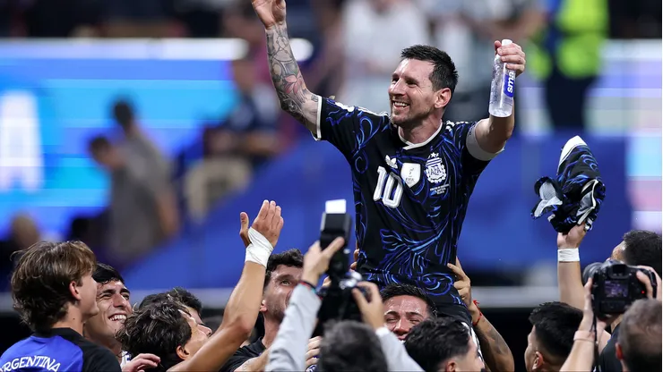 Jogadores da Argentina comemorando classificação para final da Copa de 2026.