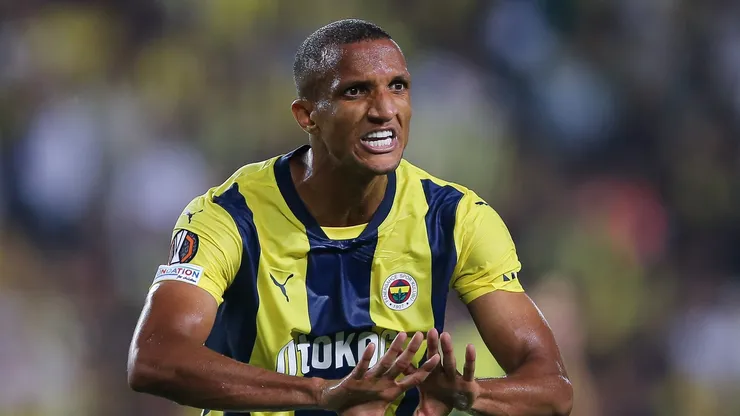 Rodrigo Becão (Fenerbahçe) reage durante partida contra o Union Saint-Gilloise pela fase de liga da Europa League (Foto: Ahmad Mora/Getty Images)