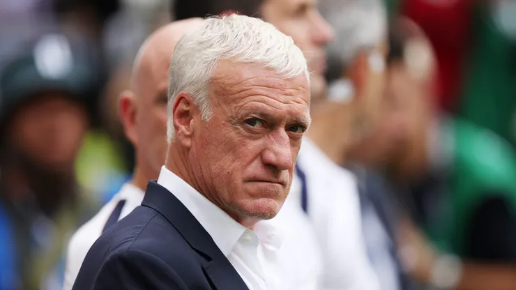 Didier Deschamps, técnico da França, observa antes da disputa pelo terceiro lugar da Copa 2026 entre França e Inglaterra (Foto: Luke Hales/Getty Images)