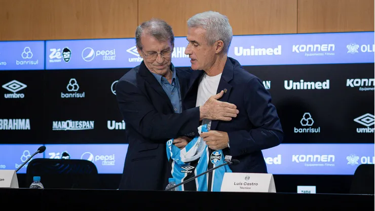 Luis Castro ao lado de Odorico Roman durante sua apresentacao oficial como tecnico do Gremio em coletiva de imprensa realizada no Arena do Gremio. Foto: Maxi Franzoi/AGIF
