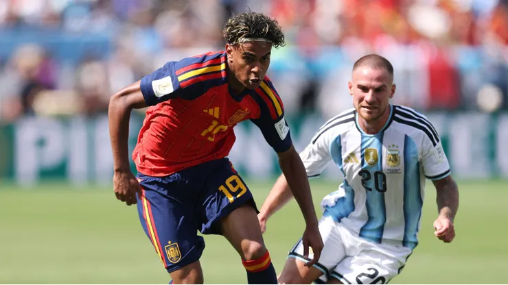 EAST RUTHERFORD, NEW JERSEY - JULY 19: Lamine Yamal #19 of Spain controls the ball against Alexis Mac Allister #20 of Argentina during the FIFA World Cup 2026 Final match between Spain and Argentina at New York New Jersey Stadium on July 19, 2026 in East Rutherford, New Jersey. (Photo by Carl Recine/Getty Images)