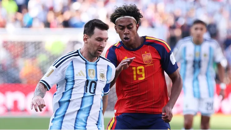 EAST RUTHERFORD, NEW JERSEY - JULY 19: Lionel Messi #10 of Argentina controls the ball against Lamine Yamal #19 of Spain during the FIFA World Cup 2026 Final match between Spain and Argentina at New York New Jersey Stadium on July 19, 2026 in East Rutherford, New Jersey. (Photo by Carl Recine/Getty Images)