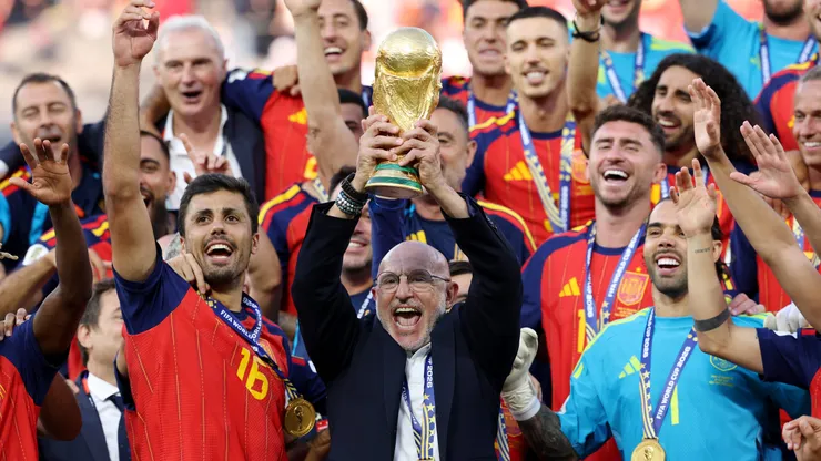 EAST RUTHERFORD, NEW JERSEY - JULY 19: Luis de la Fuente, Head Coach of Spain, lifts the FIFA World Cup Winner’s Trophy after the team’s victory following the FIFA World Cup 2026 Final match between Spain and Argentina at New York New Jersey Stadium on July 19, 2026 in East Rutherford, New Jersey. (Photo by Carl Recine/Getty Images)